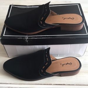 NIB Qupid Black Mules